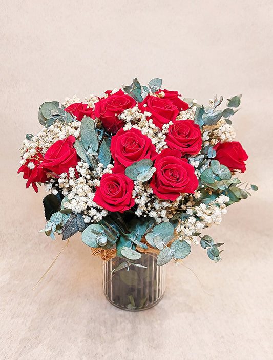 RAMO DE 12 ROSAS PRESERVADAS ROJAS CON JARRÓN