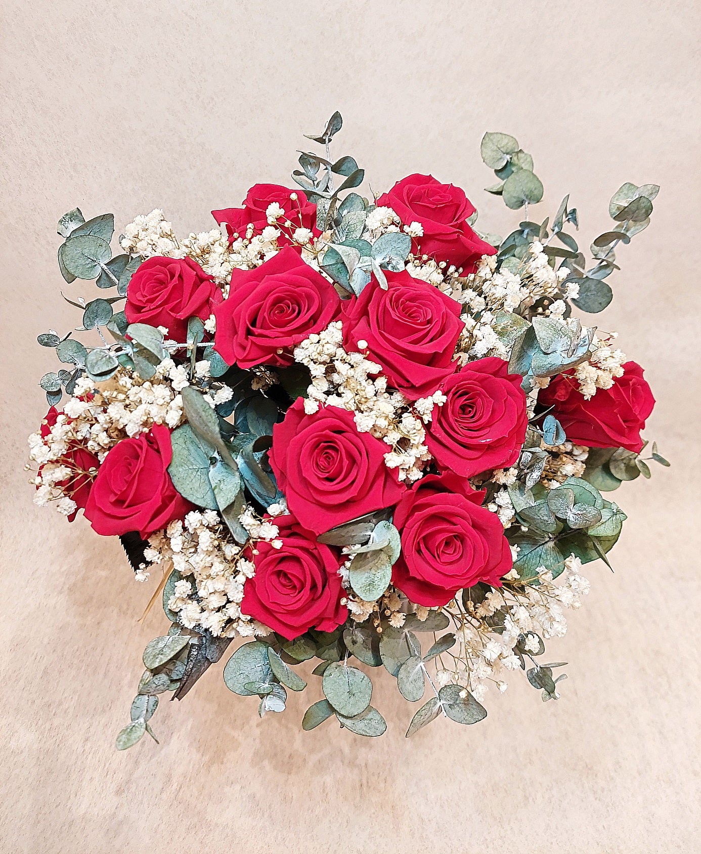 RAMO DE 12 ROSAS PRESERVADAS ROJAS CON JARRÓN