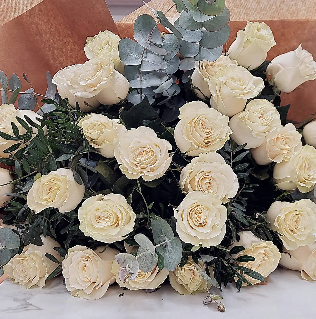 RAMO DE ROSAS BLANCAS PREMIUM